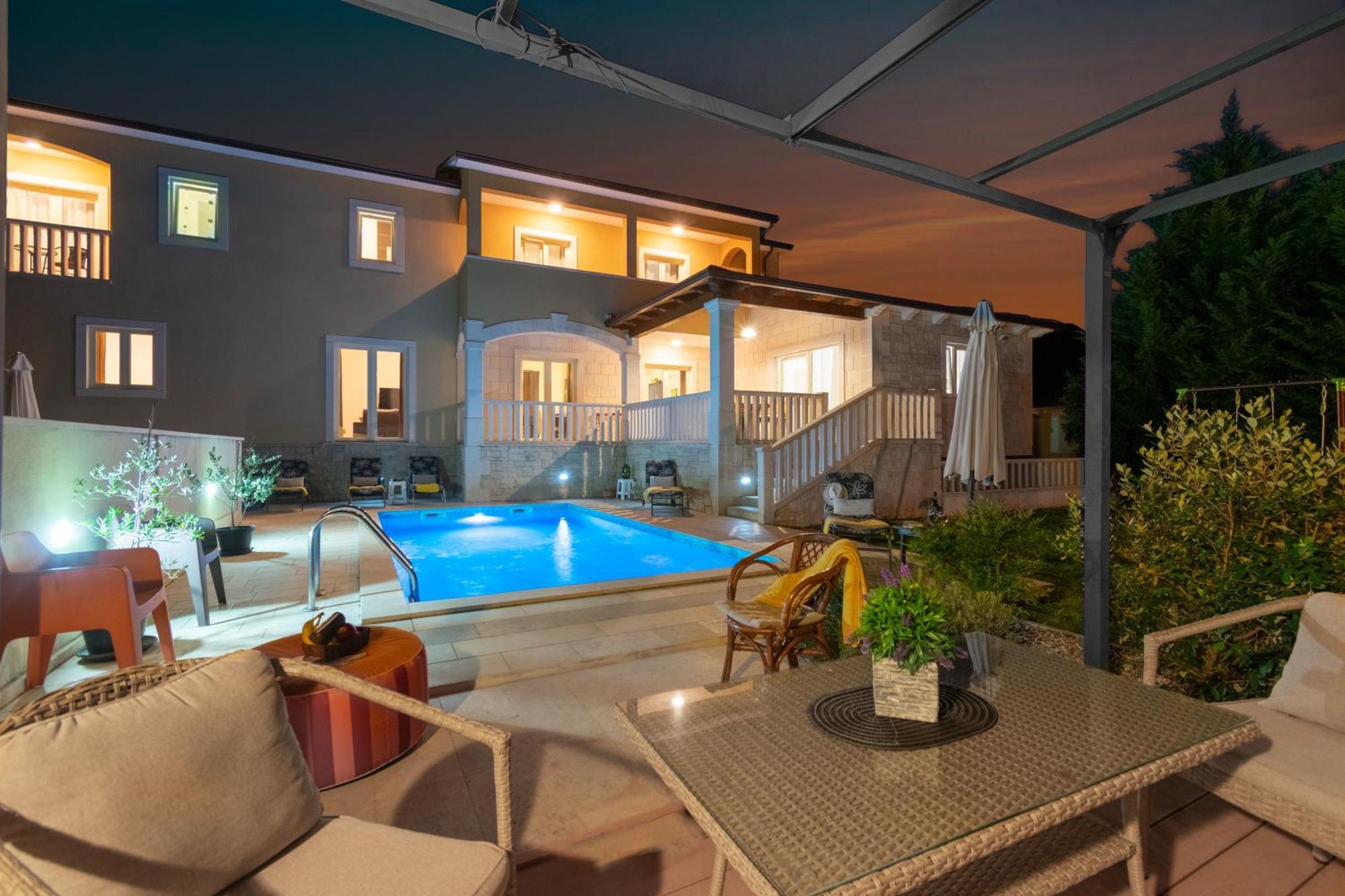 Villa Mit Eingezaeuntem Garten Und Panoramablick Tinjan Εξωτερικό φωτογραφία
