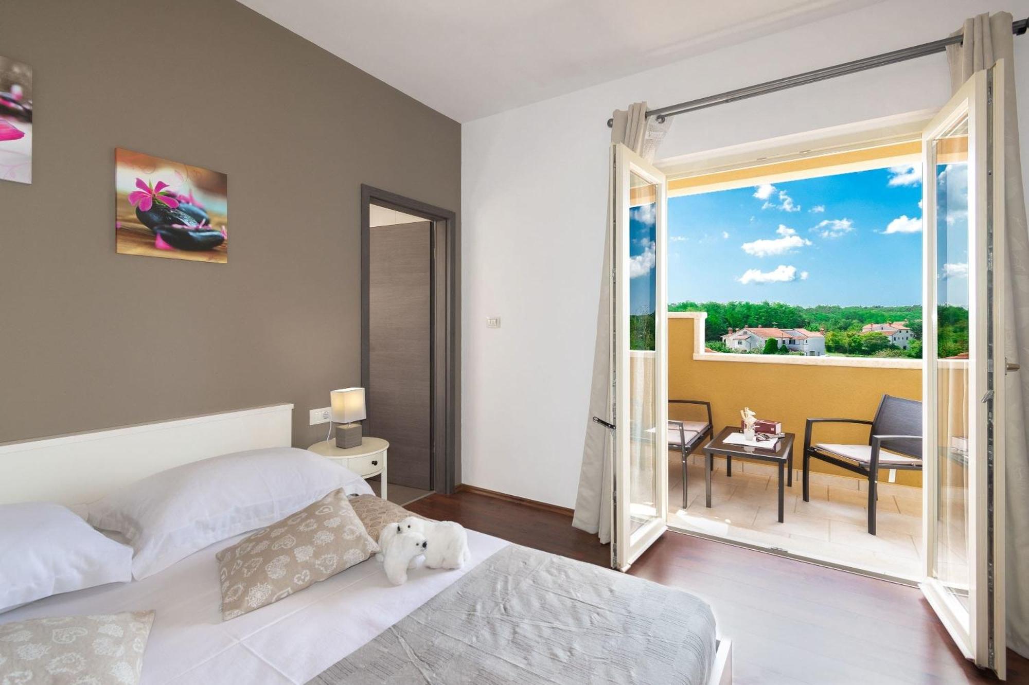 Villa Mit Eingezaeuntem Garten Und Panoramablick Tinjan Εξωτερικό φωτογραφία
