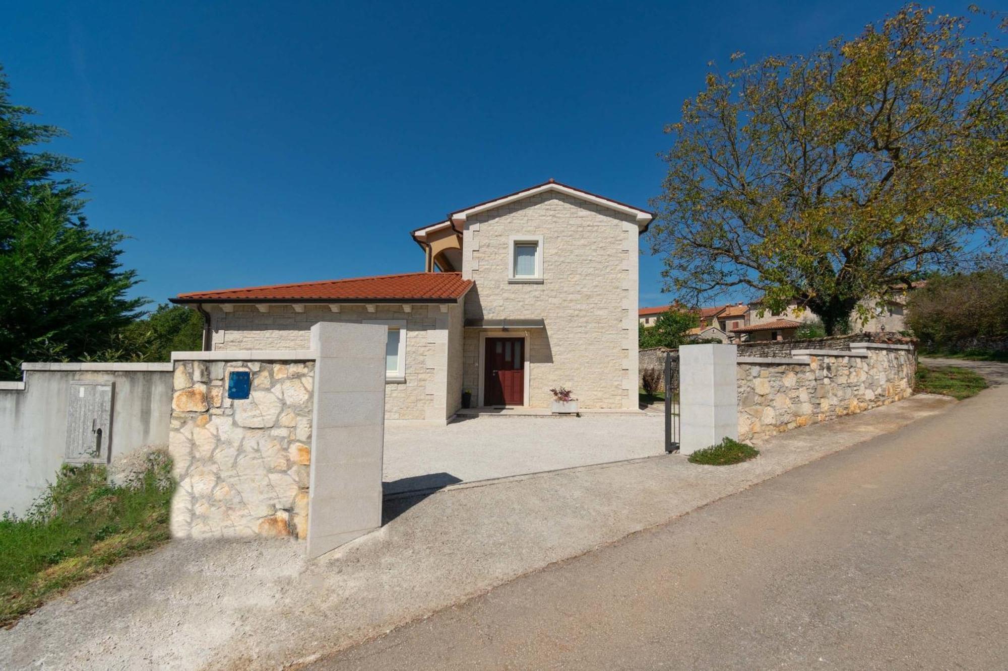 Villa Mit Eingezaeuntem Garten Und Panoramablick Tinjan Εξωτερικό φωτογραφία